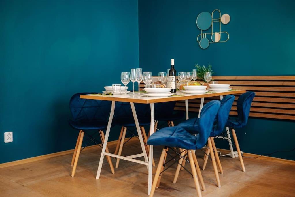 Cityscape Charm Spacious 3 Bedroom Haven For 7 Apartment Prague