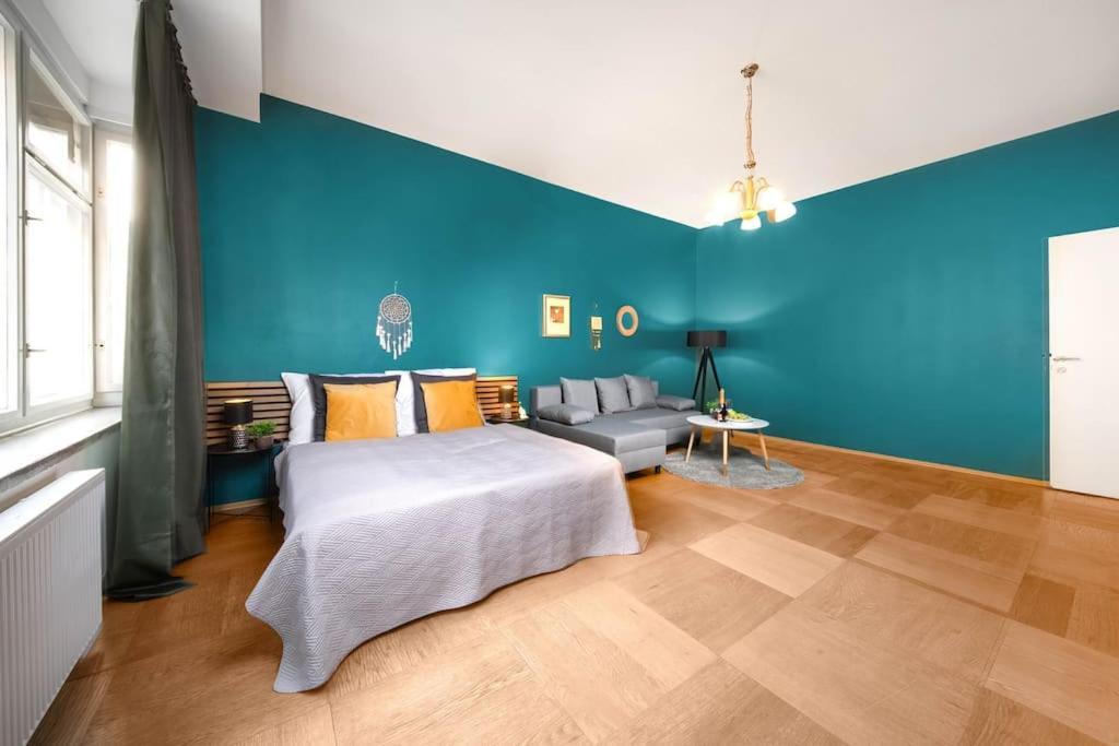 Apartment Cityscape Charm Spacious 3 Bedroom Haven For 7 Prague