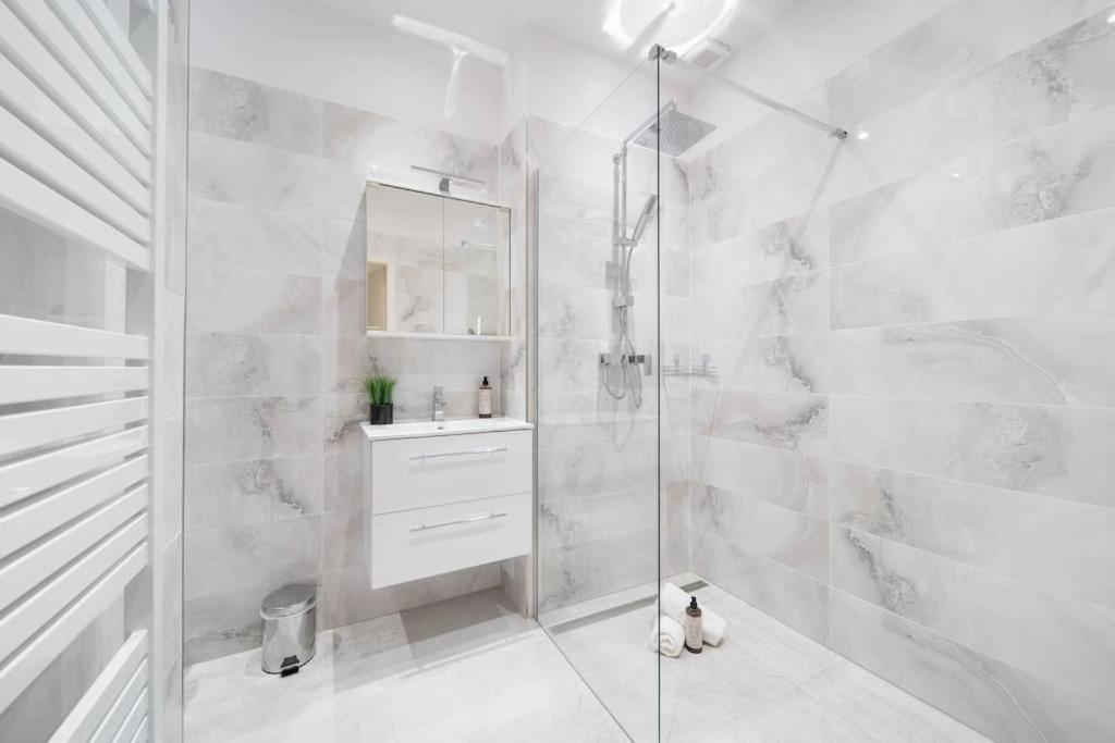 Cityscape Charm Spacious 3 Bedroom Haven For 7 * Prague