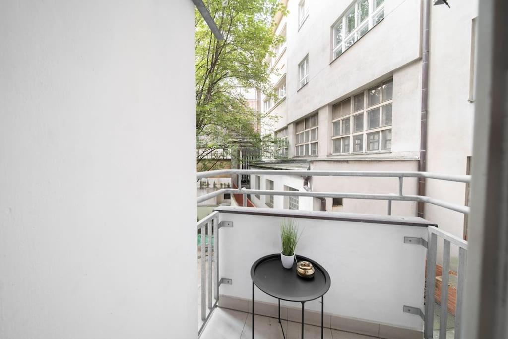 Cityscape Charm Spacious 3 Bedroom Haven For 7 Apartment Prague
